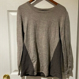 Vintage Tahari 100% merino wool sweater